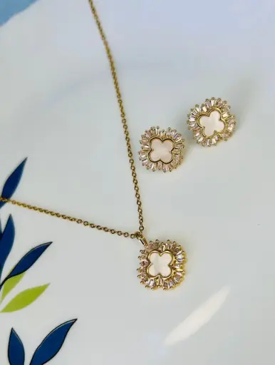 [SM-41] White Grace Bloom Pendant & Stud Set.